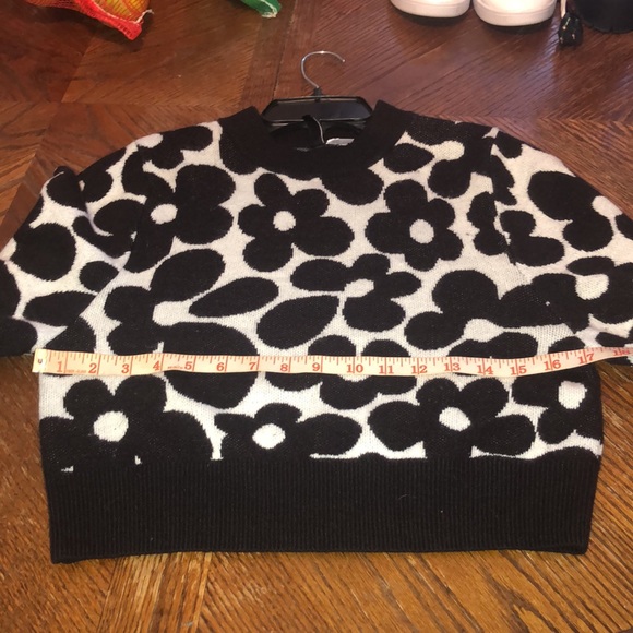 Prwnd H&M divided flowers black and white sweater. Size XS. Good conditioning - Picture 12 of 13
